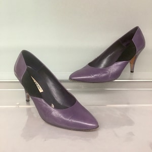 1980s 8 1/2 Purple leather pointy toe Pumps, 3&quot; high heel, Polly Bergen, Made in Italy, Black elastic accent, US 8.5, EU 38.5, UK 6.5