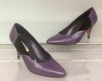 1980s 8 1/2 Purple leather pointy toe Pumps, 3" high heel, Polly Bergen, Made in Italy, Black elastic accent, US 8.5, EU 38.5, UK 6.5