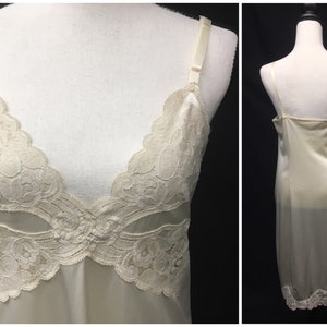 1980s S Vanity Fair Off White Vintage Nylon Knit Full Dress Slip with Lace trim, Adjustable ribbon straps, 34" Bust