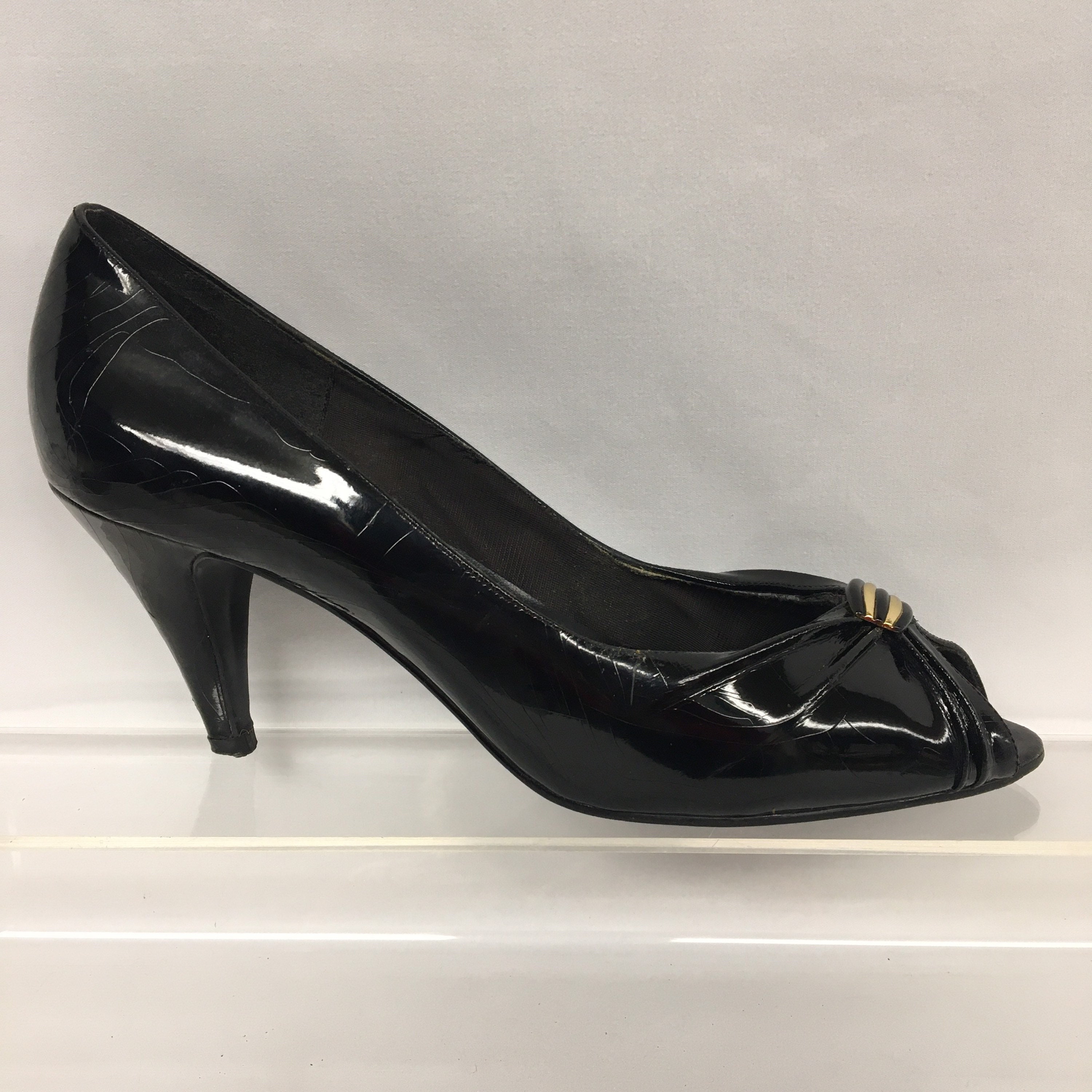 【PORTERNA】Antique point pumps Black Patent Leather Pointed-Toe Pumps with JC Emblem | LOVE