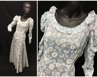 1930s XS Blue Cotton Organdy Long sleeve Gown with white daisy floral print, side snaps, 30" bust, 28" waist