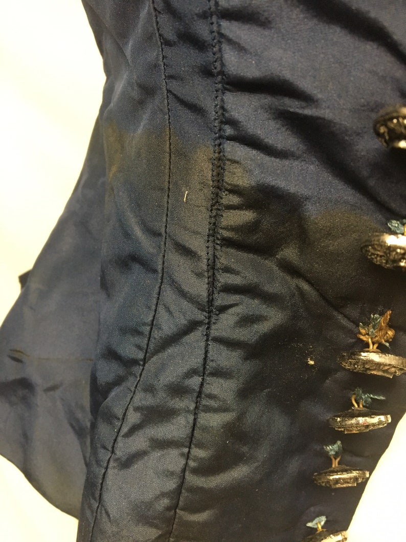 1890s XXS Navy Silk Button Down Bodice, Plisado Peplum for Bustle, Mangas de hojaldre, Botones de vidrio, Vestuario histórico, PARA ESTUDIO imagen 6
