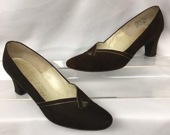 1960s 8AA Brown Suede pumps, gold accents, 2 3/4" block heel, Vintage Saks Fifth Avenue, US 8, EU 38, UK 6