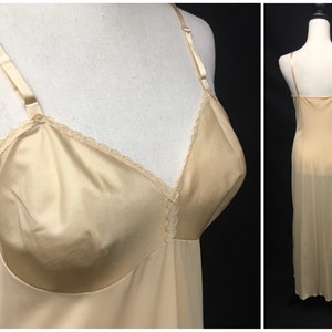 Jaren '70 S Peach Vanity Fair Jurkslip over de volledige lengte, Nylon gebreide jurkslip met gevormde cups en verstelbare satijnen lintbandjes, 34" buste