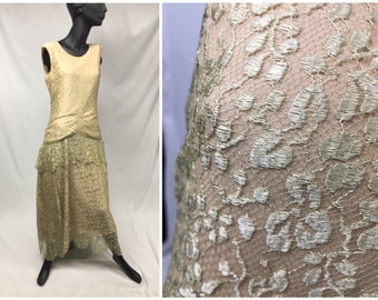 Vintage jaren 1920/30 goud kanten avondjurk, roze voering, drop taille 20s jurk met peplum, 34 buste, 32 taille, maat klein