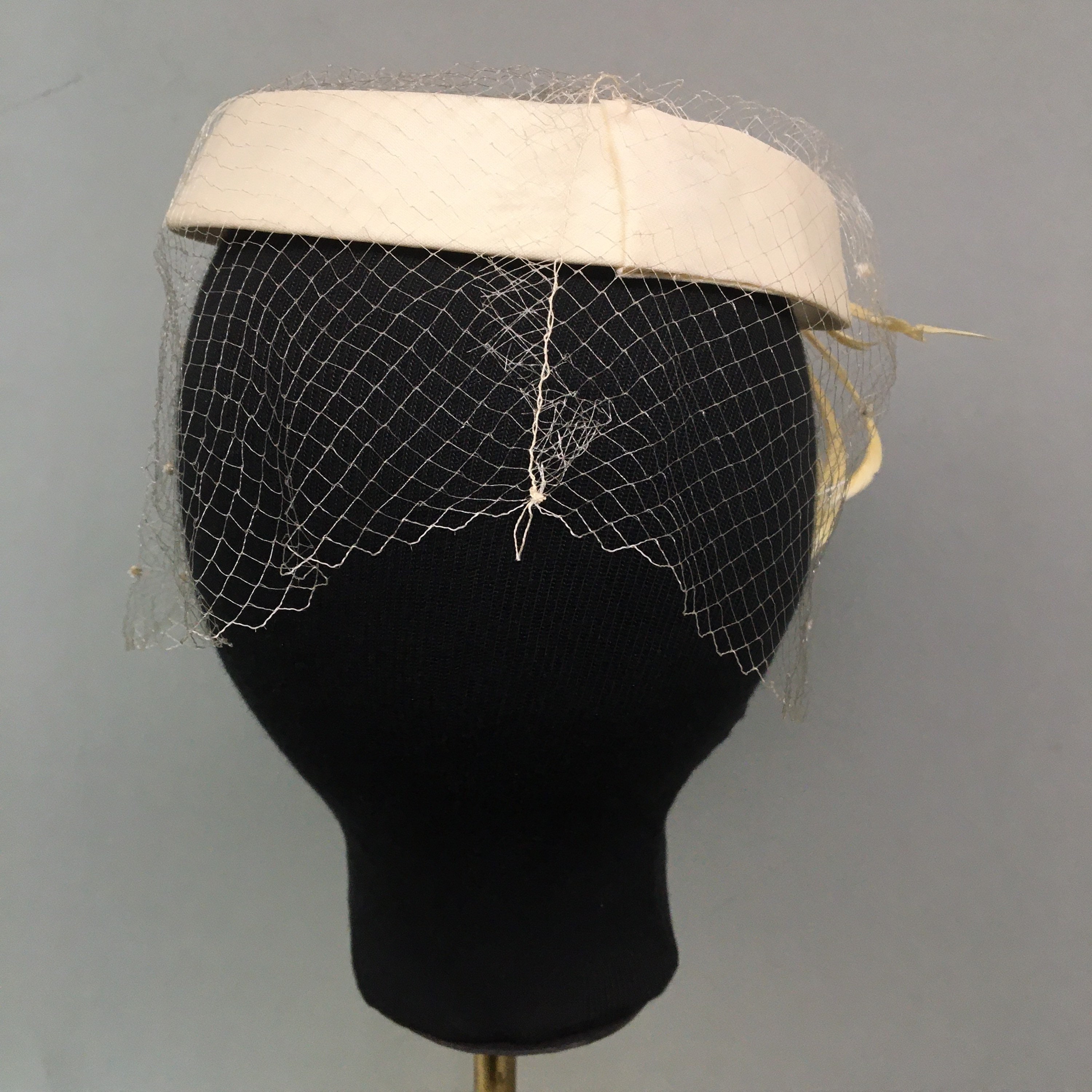 1950s Cream Organza Fabric Open Pillbox Hat, Netting Veil W  display picture 2