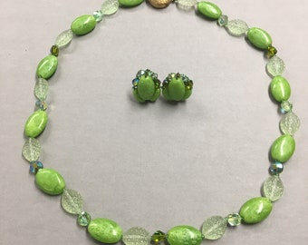 1960s Passendes Schmuck Set, grüne ovale Glasperlen, grüne AB facettierte Kristalle, Halskette und Ohrclips
