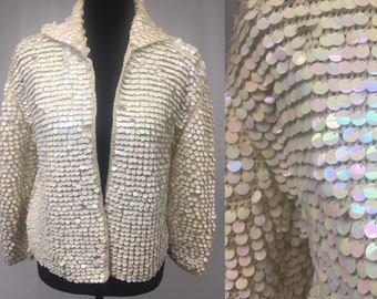 1960er Jahre M Pailletten stricken offene Strickjacke Pullover in Beige Wolle stricken mit Runde schillernden Regenbogen Paillettes, hergestellt in Italien