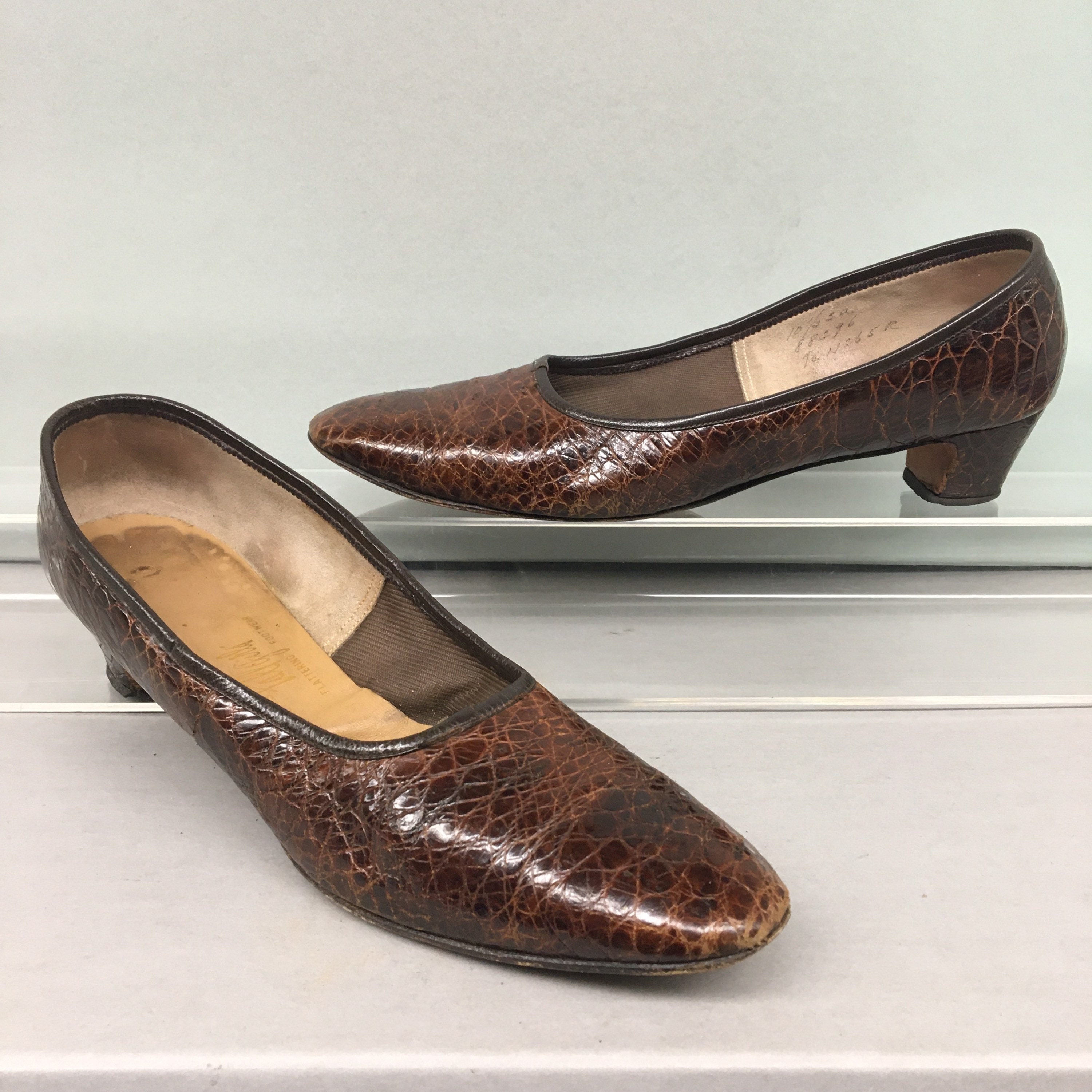 1960s 10 1/2 Brown Alligator Leather Chunky Heel Classic -  India