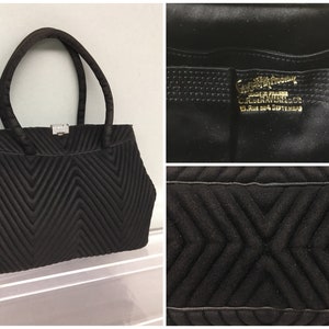 Bolso de marco duro Vintage Black Suede de la década de 1960 con asas dobles, Saks Fifth Avenue, C.R. de Ravenel et Cie, Francia, cierre de diamantes de imitación