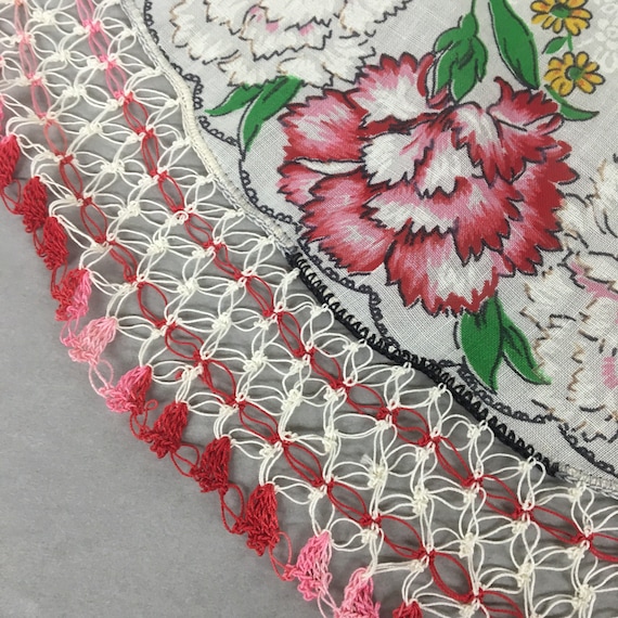 1950s Round Hanky, Printed Carnations Daisies Lac… - image 2