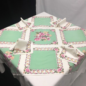 Jaren 1960 Vintage Rose Bedrukte Luncheon Tafelkleed Set, Katoen mix, babylock randen, 4 bijpassende servetten, Roze Geel Groen Wit stof