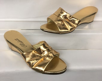 1960s 5.5B Vintage Gold Slide Mule Slipper Sandals, By All Abouts, 1 3/4" heels, Man made materials, Viva Las Vegas