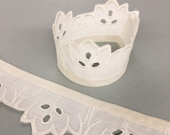 1950s White Embroidered Eyelet Leaf Edged Pair of Vintage cuffs, 8.5" x 1.75"