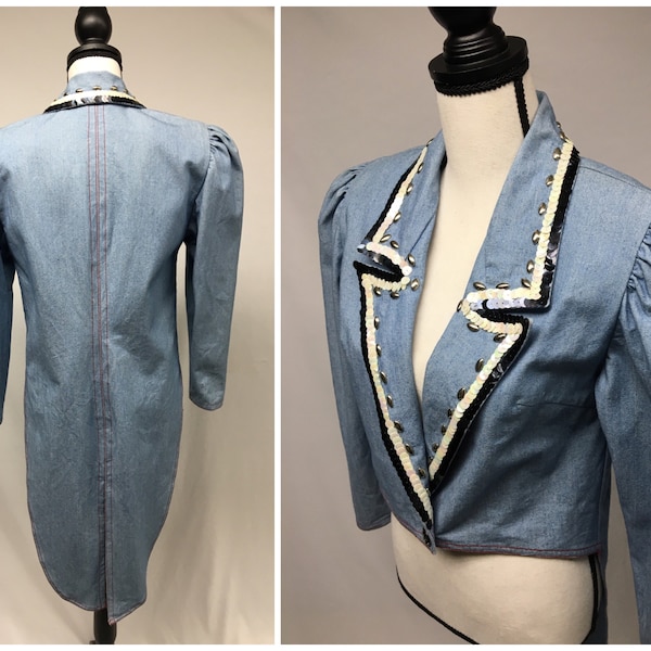 Queue-de-pie en denim des années 1980 avec garniture à paillettes noires à clous argentés, par Justin Mendoza, veste en jean vintage, costume de maître de piste, buste 36 »