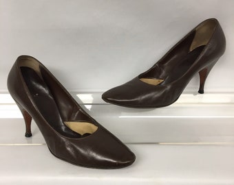 1960s 6 Brown Leather Rounded Toe Classic Pumps by Ferrano, Narrow fit,  3 3/8" High Stiletto Heels, US 6, EU 36, UK 4