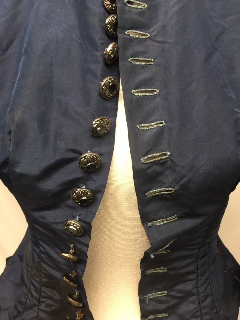 1890s XXS Navy Silk Button Down Bodice, Faltenschal für Trubel, Puffärmel, Glasknöpfe, Historische Kosten, FÜR STUDIE Bild 4