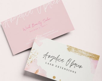 Op de afbeelding: Drie visitekaartjes met een roze en gouden aquarelontwerp. De bovenste kaart zegt "Wink Beauty Salon" en de onderste twee kaarten zeggen "Angelica O'Brien Lash Extensions".