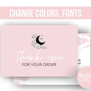 Puede incluir: Una tarjeta de agradecimiento rosa con una ilustraci&oacute;n en blanco y negro de una luna creciente y nubes. El texto "Gracias por su pedido" est&aacute; escrito en letra cursiva blanca.