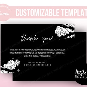 Puede incluir: Tarjeta de agradecimiento en blanco y negro con un dise&ntilde;o de nubes. La tarjeta dice "&iexcl;gracias!" e incluye el texto "&iexcl;Gracias por tu pedido y por apoyar nuestro peque&ntilde;o negocio! Etiqueta a nosotros en las redes sociales con #yournamehere y te damos un 10% de descuento en tu pr&oacute;ximo pedido con el c&oacute;digo "yourcodehere". @yournamehere www.yoursitehere.com". La tarjeta tambi&eacute;n dice "Descarga instant&aacute;nea".