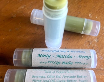 Könnte beinhalten: Drei transparente Lippenbalsam-Tuben mit grünem Balsam im Inneren. Das Etikett lautet "Handcrafted Soap & Miscellany Minty ~ Matcha ~ Hemp +++***Lip Balm***+++ Matcha grüner Tee, Hanfsamenöl & ein Hauch von Pfefferminze Bienenwachs. Olivenöl. Avocado-Butter. Hanfsamenöl. Kakaobutter. Süßmandelöl. Matcha-Grüntee-Pulver. Ätherisches Pfefferminzöl."