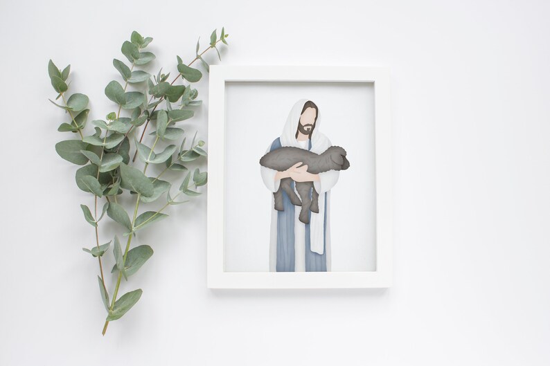 Puede incluir: Una ilustraci&oacute;n enmarcada de Jes&uacute;s sosteniendo un cordero en sus brazos. La ilustraci&oacute;n est&aacute; hecha en estilo acuarela con colores apagados. El fondo es blanco.
