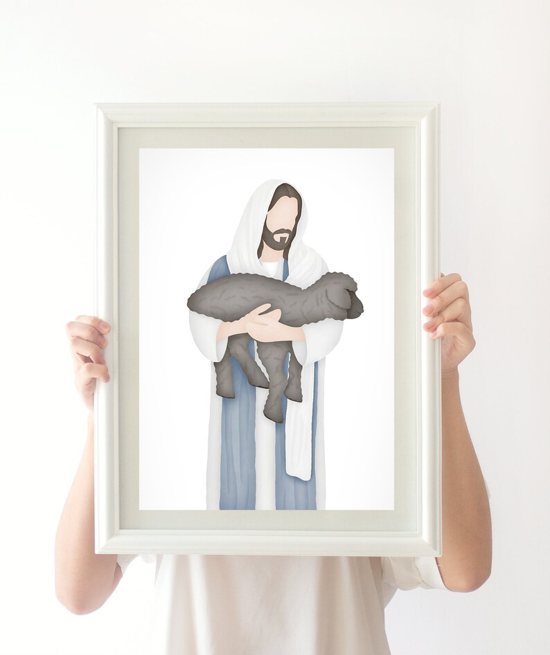 Puede incluir: Una ilustraci&oacute;n enmarcada de Jes&uacute;s sosteniendo un cordero en sus brazos. Jes&uacute;s lleva una t&uacute;nica azul y una chal blanco. El fondo es blanco.