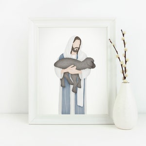 Puede incluir: Una ilustraci&oacute;n enmarcada de un hombre con una t&uacute;nica azul que sostiene un cordero. El hombre tiene una chalina blanca alrededor de los hombros y una barba. El cordero es gris y blanco.