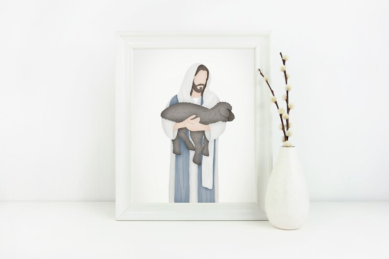 Puede incluir: Una ilustraci&oacute;n enmarcada de un hombre con una t&uacute;nica azul que sostiene un cordero. El hombre tiene una chalina blanca alrededor de los hombros y una barba. El cordero es gris y blanco.