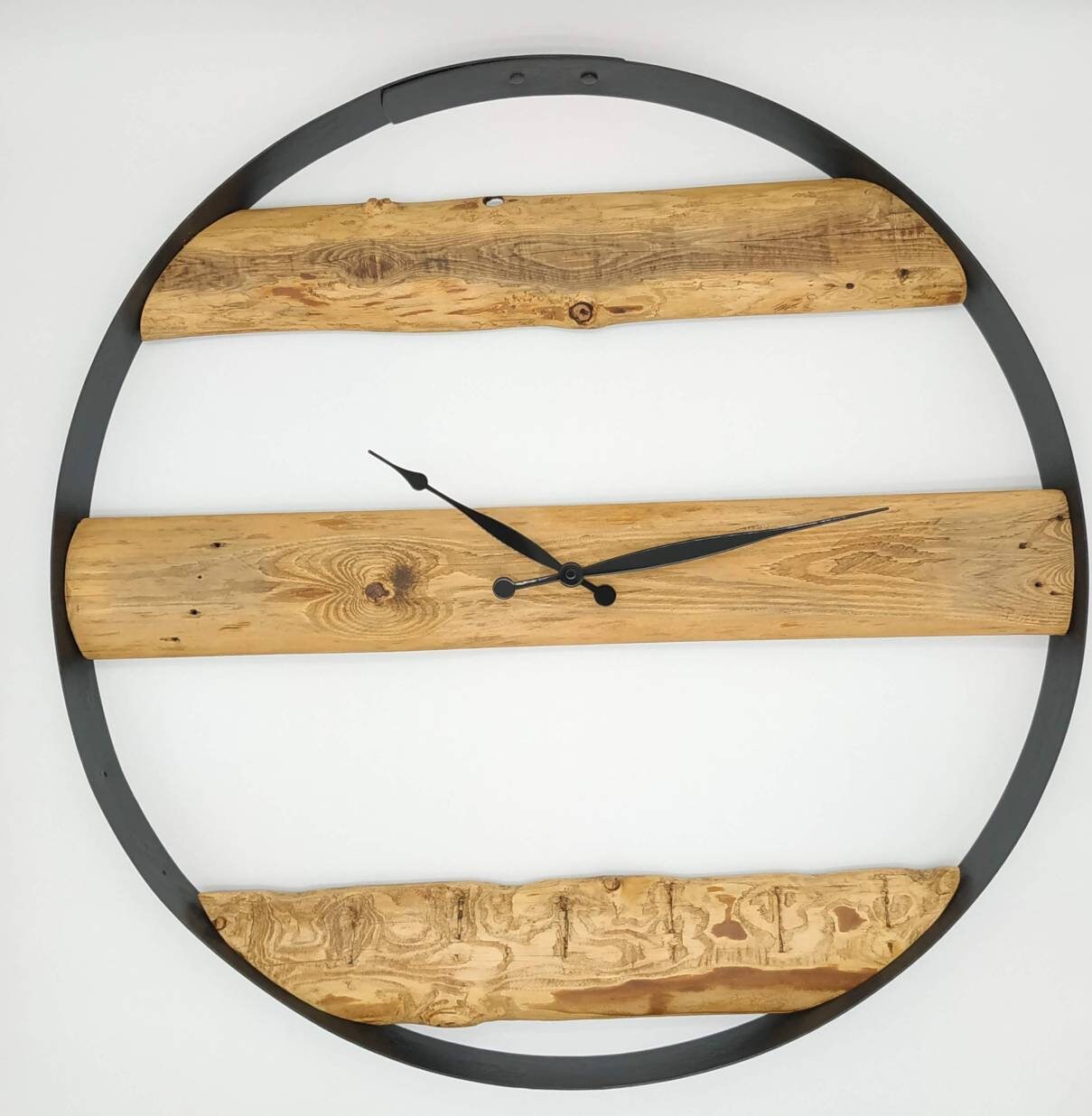 Horloge Industrielle en Bois Recyclé, et Véritable Cercle de Barrique Bordeaux. Diamètre 60cm. Horlo