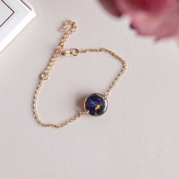 Pensée Bracelet avec Pendentif petit cercle, fleurs séchée dans un résine, bijoux acier inoxydable doré.