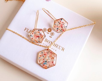 Collier et boucles d'oreilles pendantes  avec de fleurs séchées multicolore en résine. Ensemble de bijoux doré en forme de hexagonale.