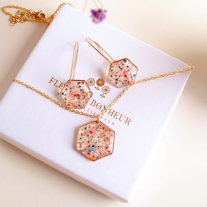 Collier et boucles d'oreilles pendantes avec de fleurs séchées multicolore en résine. Ensemble de bijoux doré en forme de hexagonale. image 1