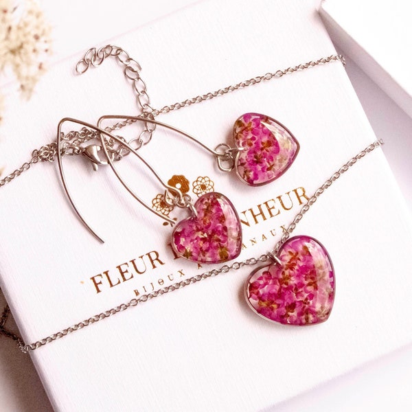 Cœur rose. Parure de bijoux argent de fleurs séchées en résine. Collier et boucles d'oreilles pendantes cœur.