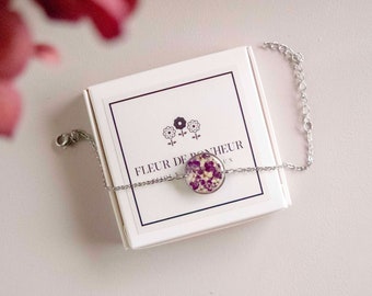 Bracelet violette, bijoux fantaisie en acier inoxydable avec des fleurs séchées.