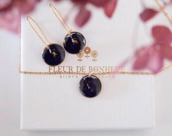 Pensée noire. Boucles d'oreilles pendantes et collier. Parure bijoux  en Acier Inoxydable doré, fleurs pressées dans résine .