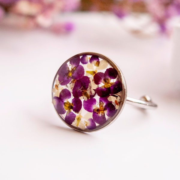 Bague ouverte violette, bijoux fantaisie en acier inoxydable avec des fleurs séchées.