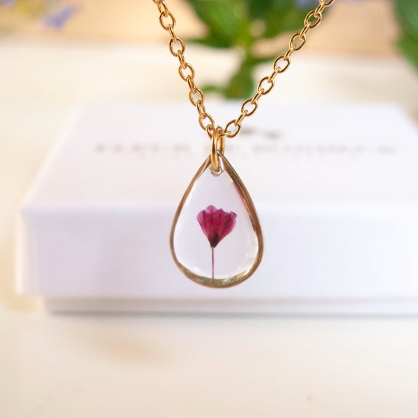 Pendentif doré "Petite Tulipe" dans une petite goutte de résine. Collier acier inoxydable doré.