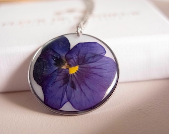 Pensée bleu marine Pendentif rond, Collier La Pensée séchée dans un résine, bijoux fond blanc, bijoux acier inoxydable.