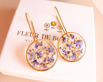 Myosotis Boucles d'oreilles pendantes avec pendentifs cercle, Résine et Fleurs Séchées de jardin.