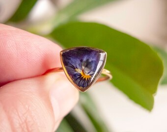 Pensée bleu. Bague dorée ouverte en acier inoxydable. Cabochon triangle.