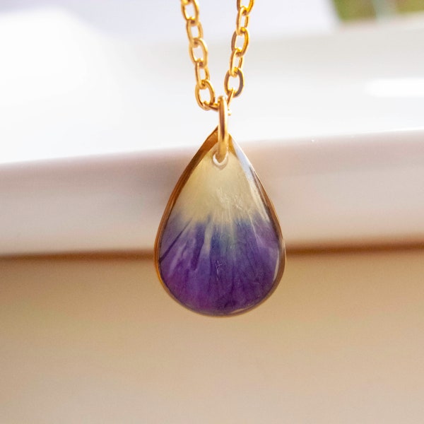 Pendentif Pétale de Pensée dans une petite goutte de résine. Collier acier inoxydable doré.