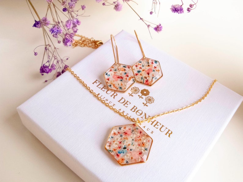 Collier et boucles d'oreilles pendantes avec de fleurs séchées multicolore en résine. Ensemble de bijoux doré en forme de hexagonale. image 5
