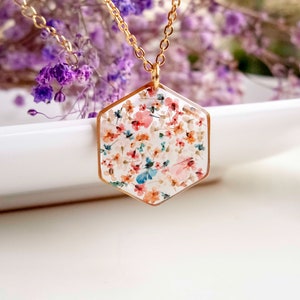 Collier et boucles d'oreilles pendantes avec de fleurs séchées multicolore en résine. Ensemble de bijoux doré en forme de hexagonale. image 2