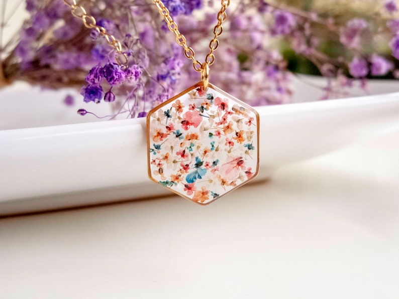 Collier et boucles d'oreilles pendantes avec de fleurs séchées multicolore en résine. Ensemble de bijoux doré en forme de hexagonale. image 2