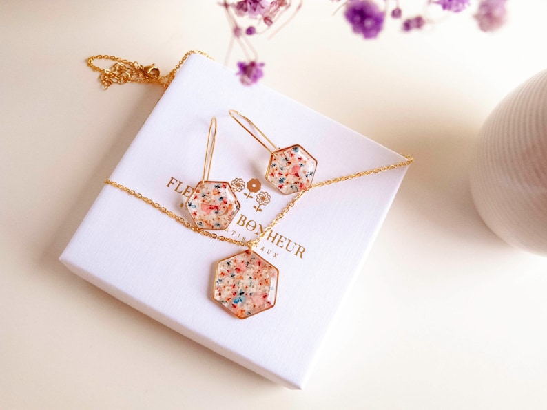 Collier et boucles d'oreilles pendantes avec de fleurs séchées multicolore en résine. Ensemble de bijoux doré en forme de hexagonale. image 1
