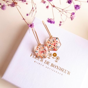 Collier et boucles d'oreilles pendantes avec de fleurs séchées multicolore en résine. Ensemble de bijoux doré en forme de hexagonale. image 9