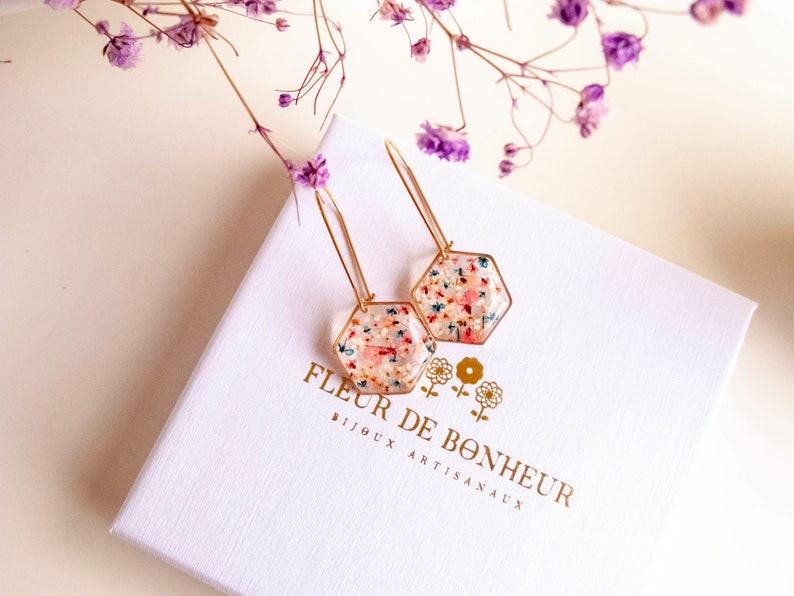 Collier et boucles d'oreilles pendantes avec de fleurs séchées multicolore en résine. Ensemble de bijoux doré en forme de hexagonale. image 9