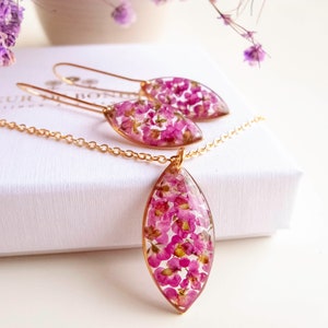 Colar em forma de folha e brincos pendentes. Conjunto de joias rosa. Joias em aço inoxidável dourado.