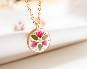 Trockenblumen-Halskette, 15-mm-Anhänger mit einem rosa-grünen Strauß gepresster Blumen, goldener Edelstahlschmuck.